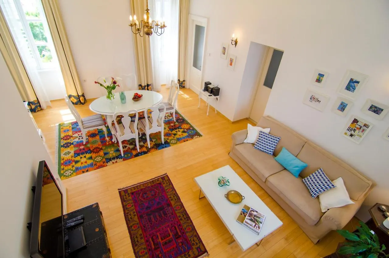 Gardino 1881 Apartment Split